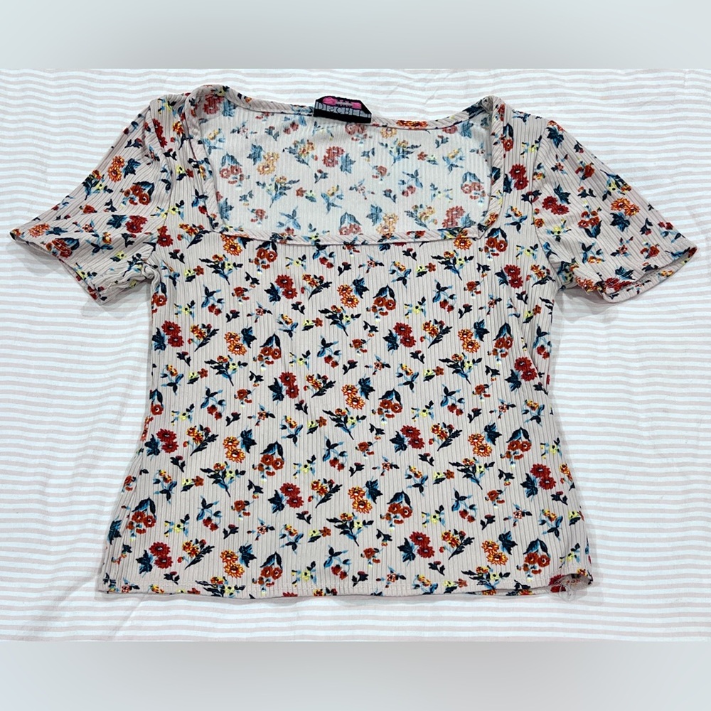 Discreet White Short Sleeve Fitted Blouse